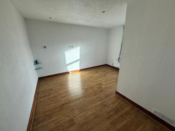 Bedroom (n)