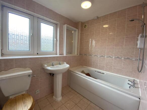 2 bed Apartment to rent Image 4