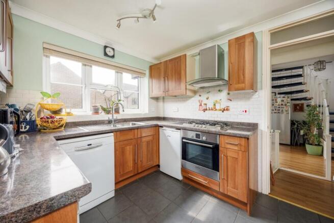 6 The Farthnigs Crowborough TN6 2TW _ Roots Proper