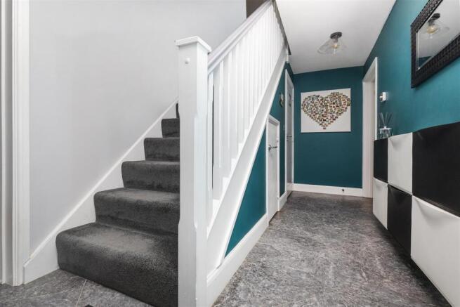 5 bed Detached for sale Image 9