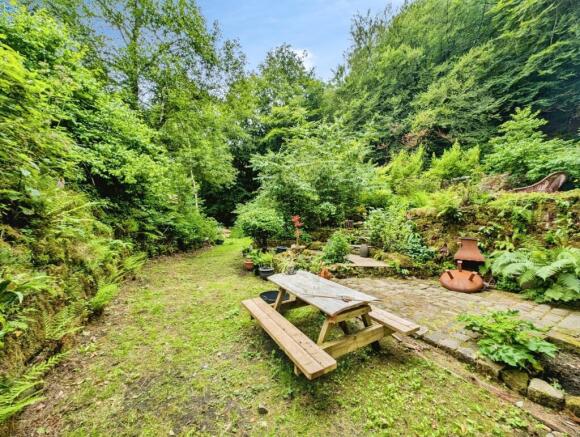 5 bed Semi-Detached to rent Image 8