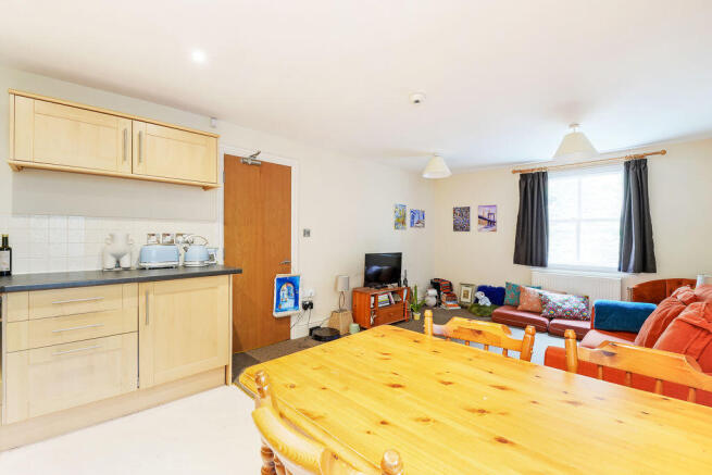 1 bed Apartment to rent Image 6