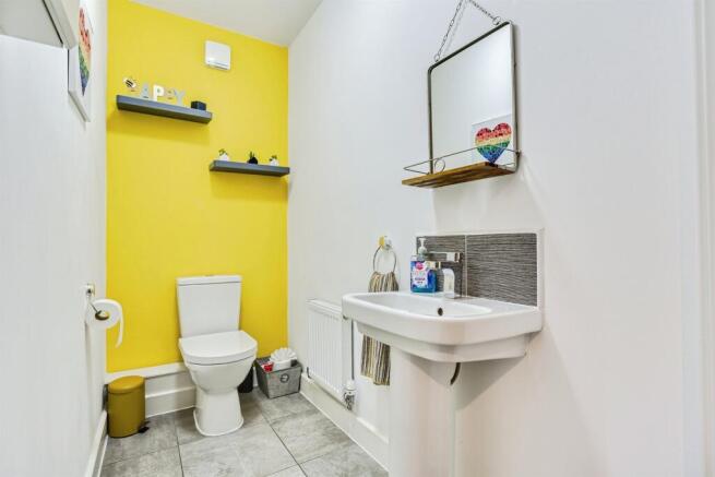 5 bed Detached for sale Image 8