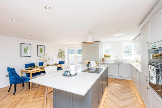 5 bed Detached for sale Image 7