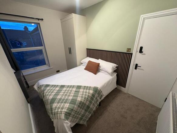4 bed House to rent Image 5