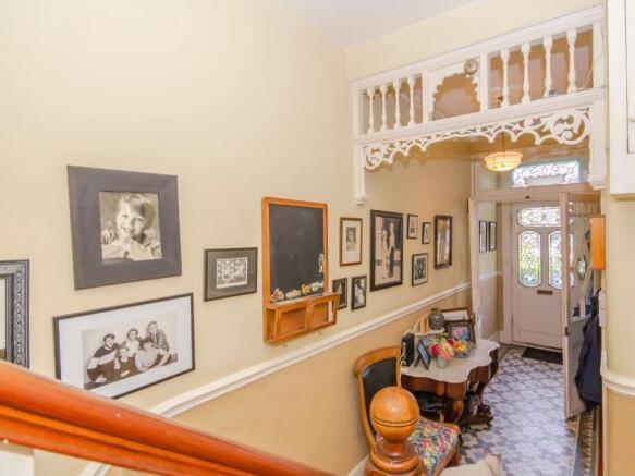 Entrance Hall z