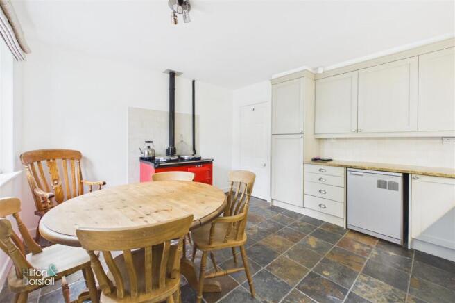 4 bed Detached to rent Image 8