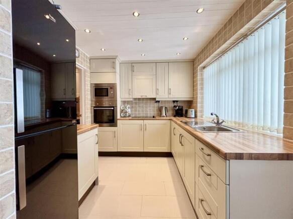 3 bed Semi-Detached for sale Image 3