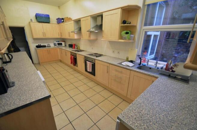 8 bed Terraced to rent Image 9