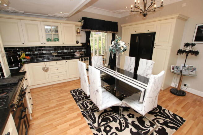 4 bed Detached Bungalow for sale Image 5