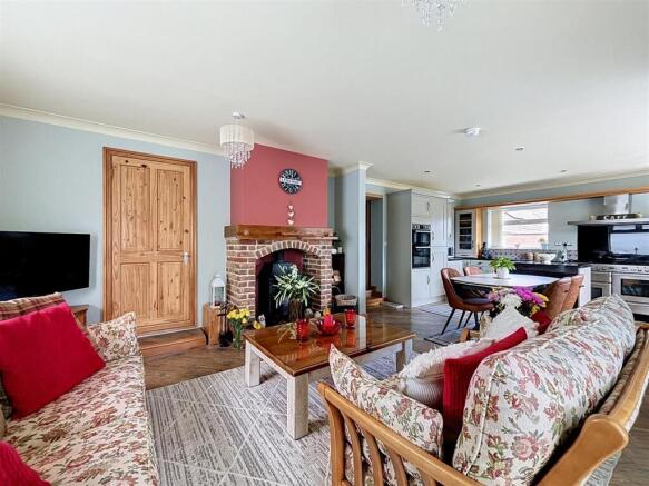 4 bed House for sale Image 5