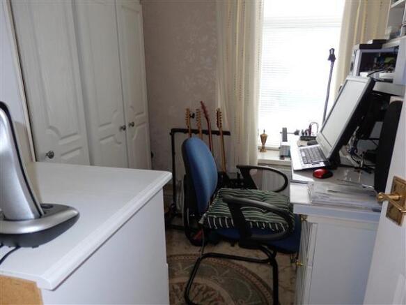 FRONT BEDROOM 3 :