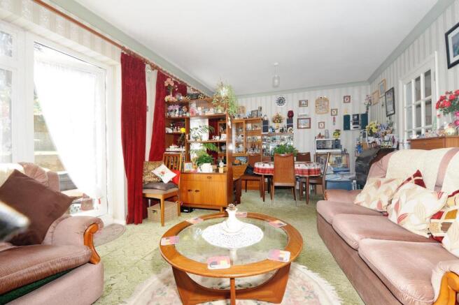 Lounge/Dining Area