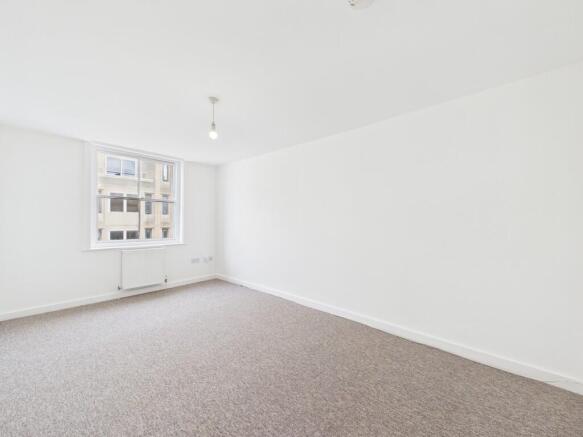 CAM04693G0-PR0100...