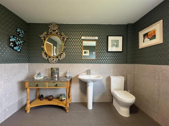 BATHROOM 3.JPG