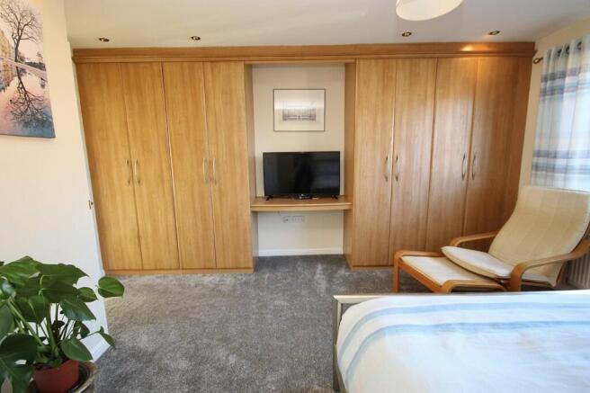 5 bed Detached for sale Image 9