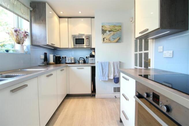 014 Willowside - KItchen - 2.JPG