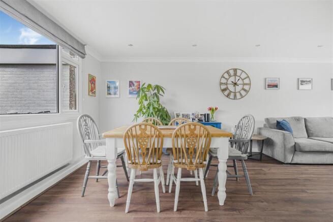 38 Wood Close, Windsor, SL4 3JZ7.jpg
