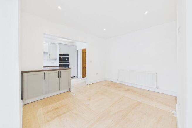 4 bed Semi-Detached for sale Image 6