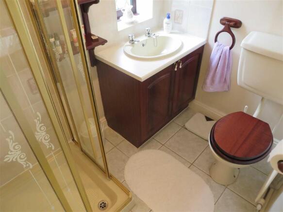 EN-SUITE SHOWER ROOM