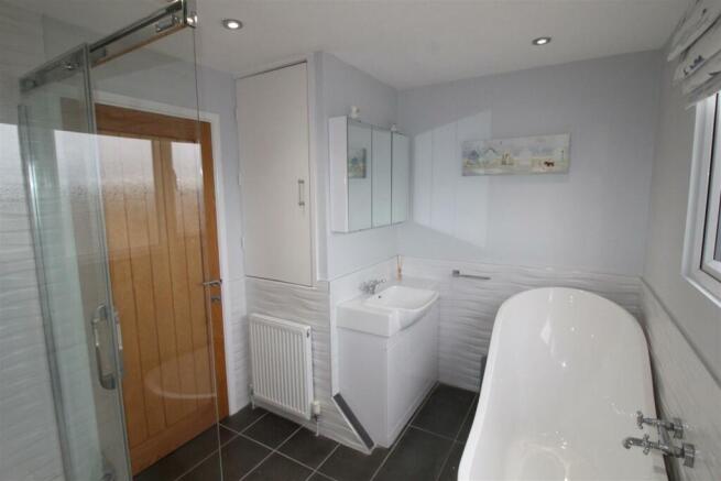 Anson Close, 11 Bathroom 2.JPG