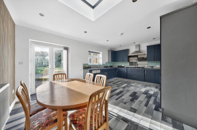 1435856-11-69c563...