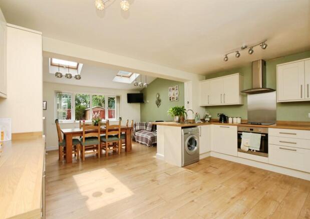 3 bed Semi-Detached for sale Image 6