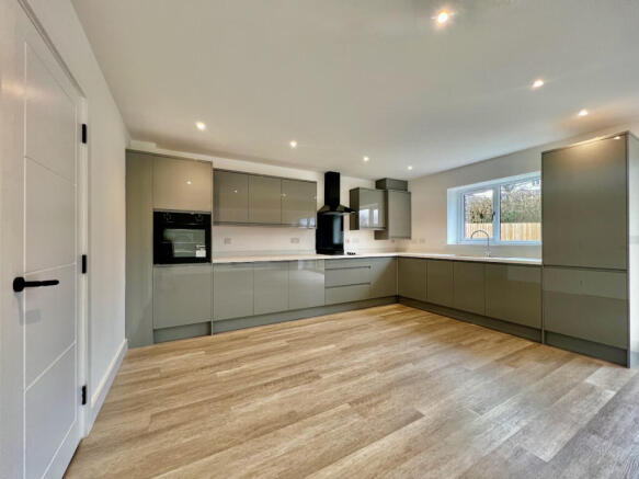 4 bed Detached for sale Image 8