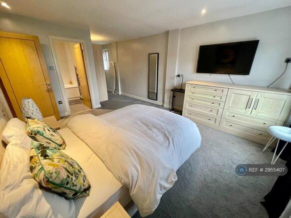 3 bed Flat to rent Image 12