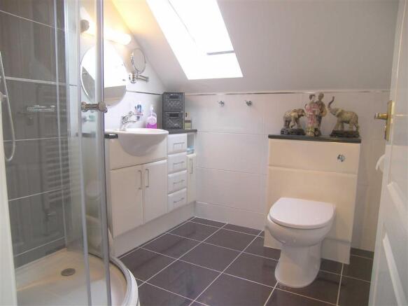 EN-SUITE SHOWER ROOM