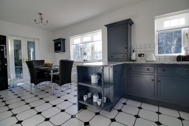 kitchen/breakfast area
