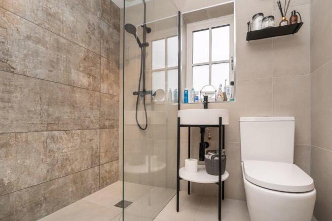 En-suite Showe...