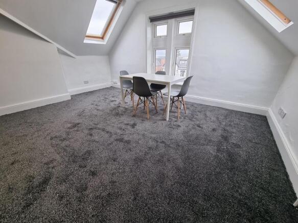 4 bed Flat to rent Image 5