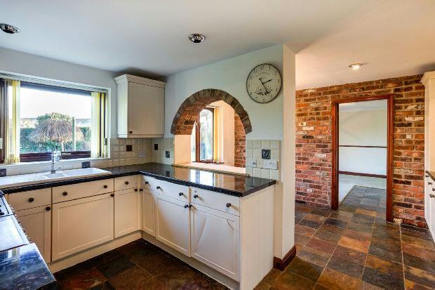 MAIN KITCHEN