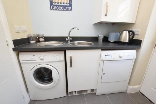 4 bed Detached to rent Image 6