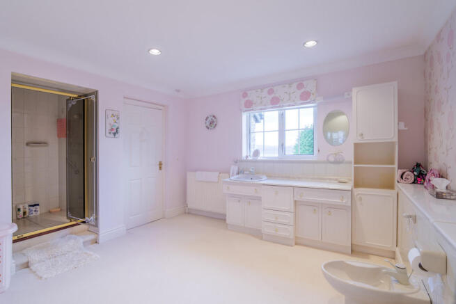 Master Bedroom En...