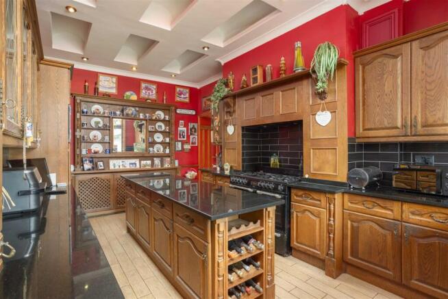 6 bed Detached for sale Image 7