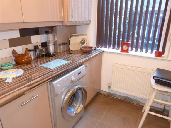 FITTED KITCHEN IMAGE TWO