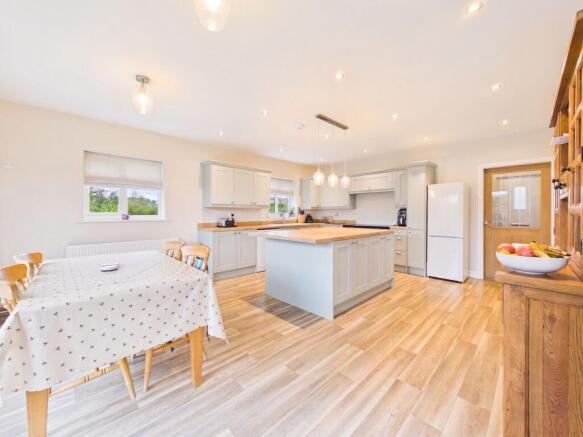 KITCHEN/DINING ROOM