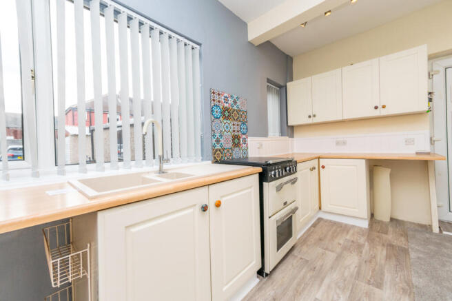 3 bed Semi-Detached to rent Image 5