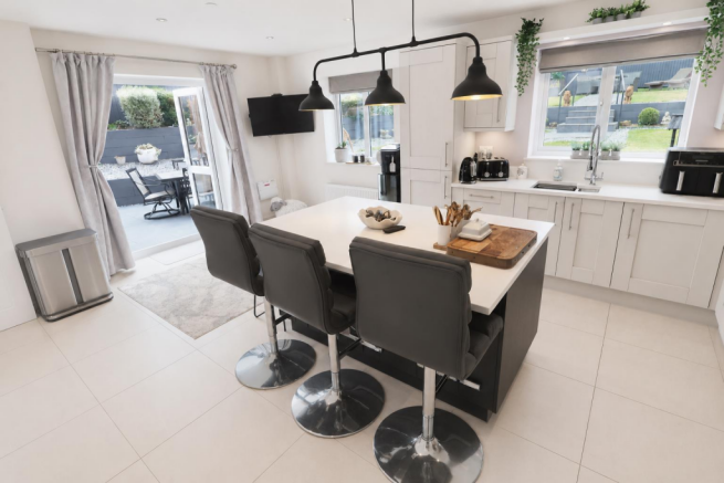 KITCHEN / BREAKFAST ROOM
