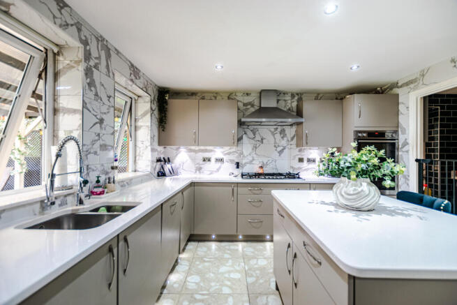 5 bed Detached for sale Image 4