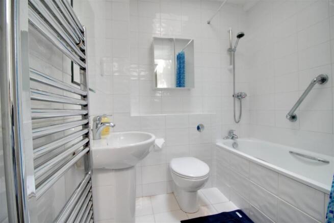Upton Gdns 3 bath.jpg