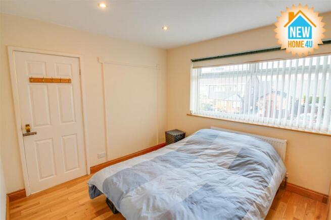 MAIN BEDROOM: