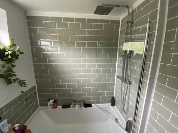 Bathroom 1b