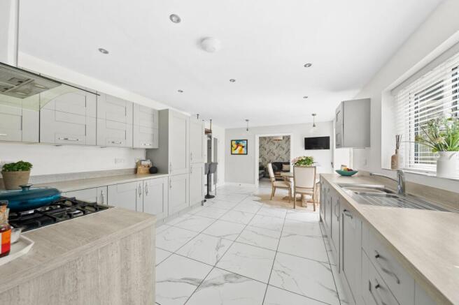 5 bed Detached for sale Image 8