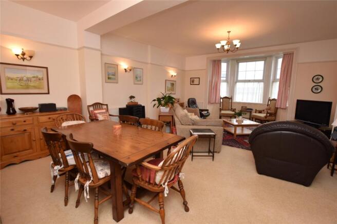 Lounge/Dining