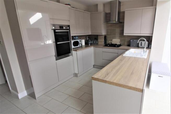 OPEN PLAN STYLE KITCHEN/LIVING AREA