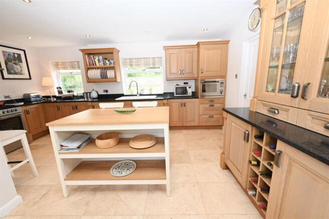 5 bed Detached for sale Image 12