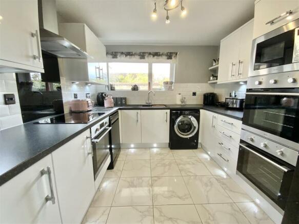 CFitted Kitchen